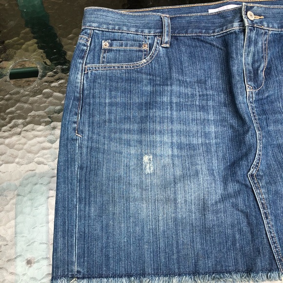 Distressed Frayed-Hem Jean Mini Skirt - Picture 5 of 7